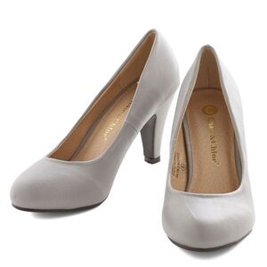 Chase + Chloe Women's Gray Heels- Size 8